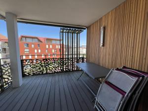 einen Balkon mit einer Bank und einem Tisch auf einer Terrasse in der Unterkunft Appartement Les Sables-d'Olonne, 3 pièces, 4 personnes - FR-1-485-21 in Les Sables-dʼOlonne