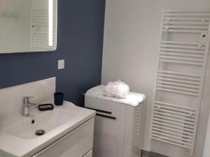 een witte badkamer met een wastafel en een witte wastafel bij Gîte Moulins, 3 pièces, 4 personnes - FR-1-489-333 in Moulins