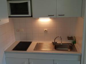 Appartement Les Sables-d'Olonne, 2 pièces, 4 personnes - FR-1-92-654にあるキッチンまたは簡易キッチン