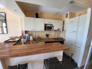 Appartement Les Sables-d'Olonne, 3 pièces, 4 personnes - FR-1-92-625にあるキッチンまたは簡易キッチン