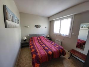 Letto o letti in una camera di Appartement Les Sables-d'Olonne, 3 pièces, 4 personnes - FR-1-92-625