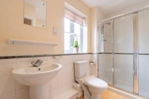ein Badezimmer mit Toilette, Waschbecken und Dusche in der Unterkunft Bristol's Coach House - 2 Bedroom Detached Apartment with Secure Parking in Bristol + 18 Fotos