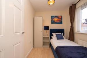 ein kleines Schlafzimmer mit einem Bett und einem Fenster in der Unterkunft Bristol's Coach House - 2 Bedroom Detached Apartment with Secure Parking in Bristol