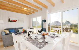 een witte eetkamer met een witte tafel en stoelen bij Stunning Home In Ostseeresort Olpenitz With Sauna in Olpenitz