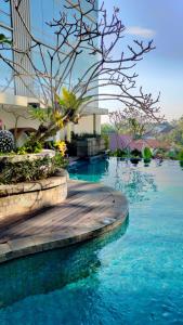 Kejayan的住宿－Sewa Apartemen Jogja MATARAM CITY，蓝色海水游泳池和大楼