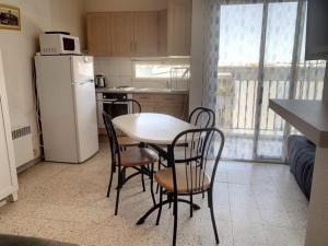 Kuchyňa alebo kuchynka v ubytovaní Charmant appartement avec balcon - Près des Thermes et commerces - FR-1-503-131