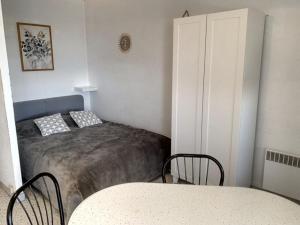 Posteľ alebo postele v izbe v ubytovaní Charmant appartement avec balcon - Près des Thermes et commerces - FR-1-503-131