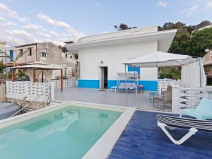 una villa con piscina y una casa en Alcamo Marina Villa Pool, en Alcamo Marina