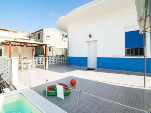 un patio con piscina y una casa en Alcamo Marina Villa Pool, en Alcamo Marina 32 fotos más