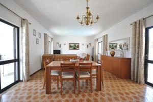 Gallery image of Spacious 4 bedroom villa located in its own grounds, with private pool and Bbq.. in Quarteira