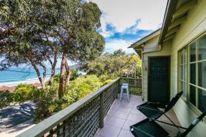 una casa con balcone affacciato sull'oceano di Grand Vue a Lorne