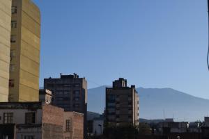 eine Gruppe großer Gebäude in einer Stadt in der Unterkunft Depto. Alvear 972 in San Salvador de Jujuy