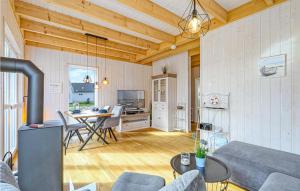 een woonkamer met een bank en een tafel bij Skippers Home in Olpenitz