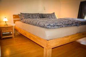 łóżko z drewnianą ramą w sypialni w obiekcie ALTES ZOLLHAUS der Burg Hachen 