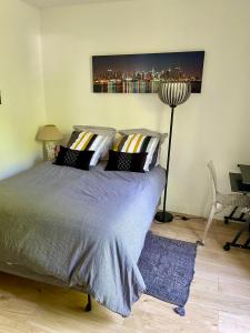 Un dormitorio con una cama con almohadas. en Room in Studio - Studio surrounded by greenery, en Champcevinel