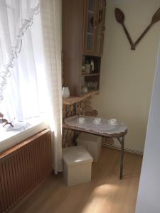 einen kleinen Tisch in einem Zimmer mit Fenster in der Unterkunft Hunter 3 in Jugów