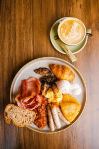 um prato de comida de pequeno-almoço e uma chávena de café em Joondalup Resort em Perth