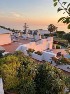 Blick auf die Dachterrasse eines Resorts mit Pflanzen in der Unterkunft Poggio Aragosta Hotel & Spa in Ischia