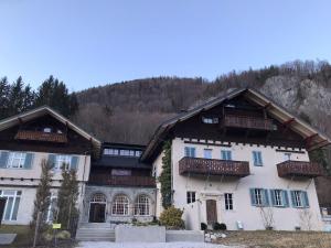 Cette grande maison blanche dispose d'un balcon. dans l'établissement Apartment in historischer Villa mit Parkplatz, à Grünau im Almtal