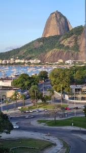 un gran estacionamiento con una montaña en el fondo en MARAVILHOSO ESTÚDIO- PRAIA DE BOTAFOGO en Río de Janeiro