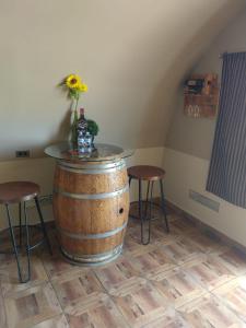 La Amplación的住宿－Cabañas Valle de Guadalupe，酒桶,带桌子和两个凳子