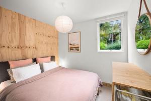 洛恩的住宿－Retro Beach Vibes，一间卧室配有一张床和一个木制床头板