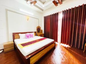 Säng eller sängar i ett rum på Đại Quang Hotel