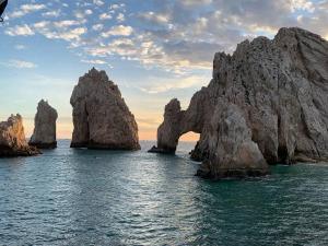 un groupe de grands rochers dans l'eau dans l'établissement Michelle's Place, à Cabo San Lucas