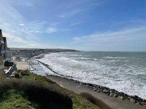 a view of a beach with the ocean at Entre mer et commerces in Wimereux +4 photos