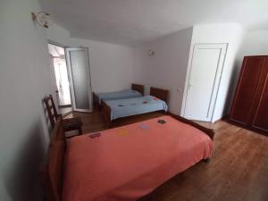 Rúm í herbergi á Guest House Maxim