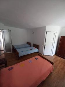 Rúm í herbergi á Guest House Maxim