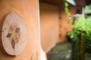 una pared de madera con una foto de un perro. en Red Clay pension, en Gangneung