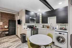 Luxury Downtown Loft Studio Fifty Nine 18 Pets tesisinde mutfak veya mini mutfak