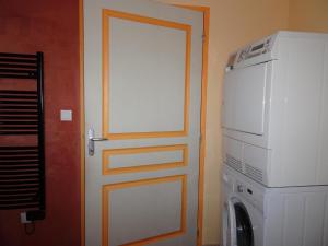 Una puerta en una habitación con nevera y microondas en Cottage, Guerlesquin en Guerlesquin
