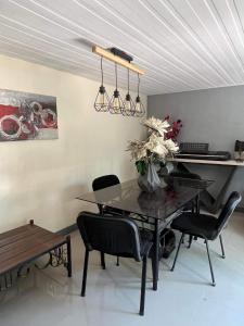 une salle à manger avec une table et des chaises noires dans l'établissement TAGAYTAY BGC, à Tagaytay