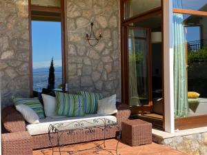 Posezení v ubytování VILLA LOVRAN - 150m to the beach - infinity pool - incredible sea view - fitness room