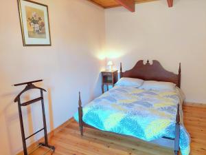 um quarto com uma cama e piso em madeira em Cottage, Plouenan em Plouénan