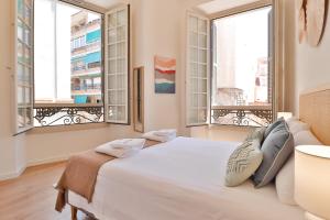 Posteľ alebo postele v izbe v ubytovaní C74 - Marvelous 3 Bedroom Apartment In Historical