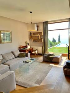 Posezení v ubytování VILLA LOVRAN - 150m to the beach - infinity pool - incredible sea view - fitness room