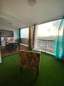 A balcony or terrace at Blessed Home - Chambre pour voyageur chez l'hôte