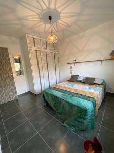 A bed or beds in a room at Blessed Home - Chambre pour voyageur chez l'hôte