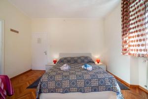 メラーノにあるResidence Hubertus Apartment 2のベッドとタオル2枚のある寝室