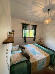 A bed or beds in a room at Blessed Home - Chambre pour voyageur chez l'hôte