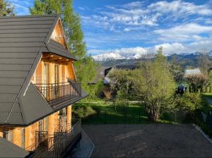 扎科帕內的住宿－Michałowy Sen Domki Zakopane，带阳台的度假屋,享有山脉背景