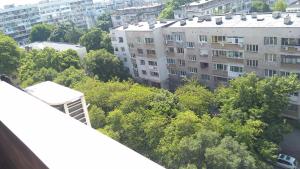 een uitzicht over de bomen en gebouwen in een stad bij Panorama apartment in Varna