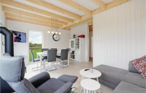 uma sala de estar com um sofá e uma mesa em Gorgeous Home In Ostseeresort Olpenitz With Sauna em Olpenitz