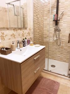 ein Bad mit einem Waschbecken und einer Dusche in der Unterkunft B&B VENTO DEL SUD in Palermo