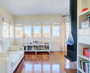 - un salon avec un canapé blanc et quelques fenêtres dans l'établissement Villa Bonanova Style, à Palma de Majorque