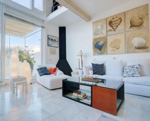 sala de estar con sofá y mesa en Villa Bonanova Style en Palma de Mallorca