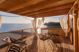 einen Balkon mit Meerblick in der Unterkunft Mara's Coast - Ella in Drage
